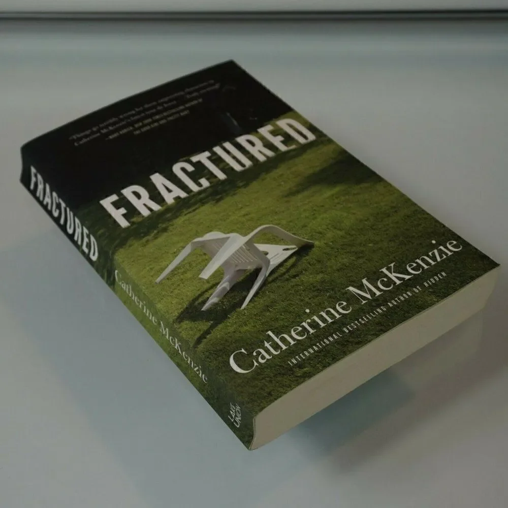Fractured by Catherine McKenzie 2016 Paperback Lake Union Publishing